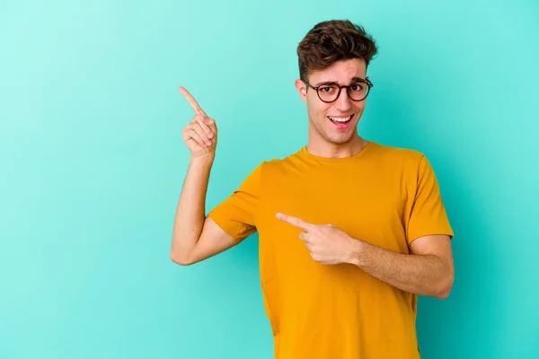 Giovane Uomo Caucasico Isolato Sfondo Blu Eccitato Indicando Con Indici — Foto Stock