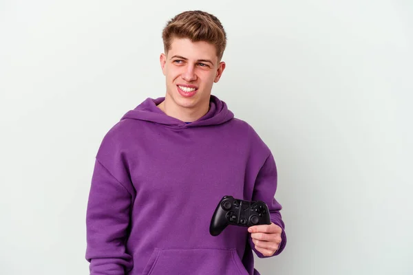 Junger Kaukasischer Mann Mit Gamepad Auf Weißem Hintergrund Sieht Lächelnd — Stockfoto