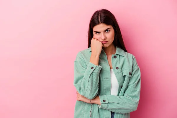 Jeune Femme Caucasienne Isolée Sur Fond Rose Qui Sent Triste — Photo