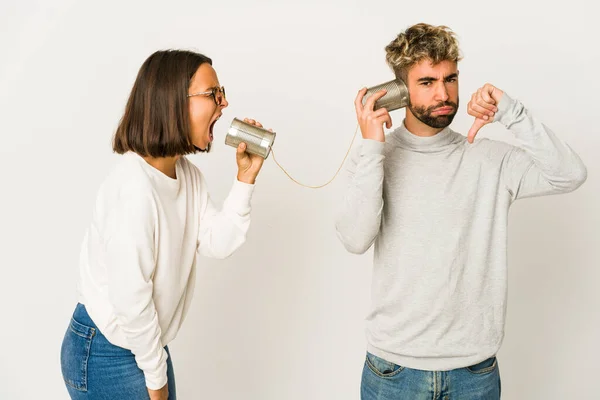 Jóvenes Amigos Hispanos Hablando Través Sistema Lata Mostrando Gesto Aversión — Foto de Stock