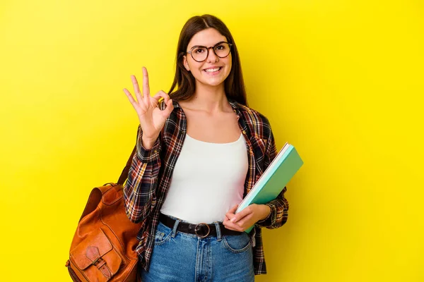 Ung Student Kvinna Isolerad Gul Bakgrund Glad Och Säker Visar — Stockfoto