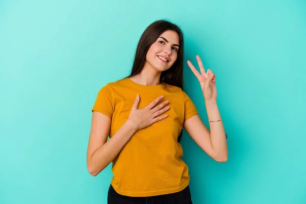 Giovane Donna Caucasica Isolata Sfondo Blu Che Presta Giuramento Mettendo — Foto Stock