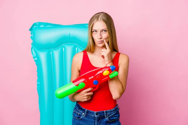 Mujer Rusa Joven Jugando Con Una Pistola Agua Con Colchón —  Fotos de Stock