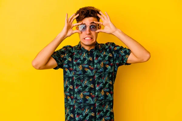 Junger Kaukasischer Mann Der Ein Hawaiihemd Auf Gelbem Hintergrund Trägt — Stockfoto