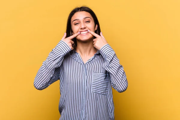 Junge Inderin Auf Gelbem Hintergrund Lächelt Und Zeigt Mit Dem — Stockfoto