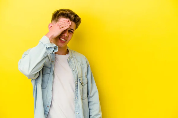 Jovem Caucasiano Isolado Fundo Amarelo Rindo Feliz Despreocupado Emoção Natural — Fotografia de Stock