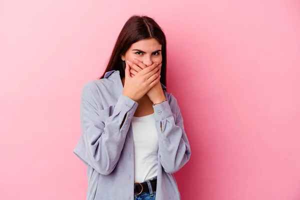 Mujer Joven Caucásica Aislada Sobre Fondo Rosa Cubriendo Boca Con —  Fotos de Stock