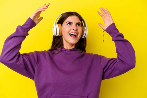 Jonge Blanke Vrouw Luisteren Naar Muziek Met Koptelefoon Geïsoleerd Roze — Stockfoto