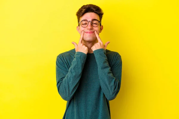 Joven Hombre Caucásico Aislado Sobre Fondo Amarillo Dudando Entre Dos — Foto de Stock