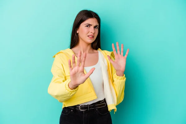 Jonge Blanke Vrouw Geïsoleerd Blauwe Achtergrond Afwijzen Van Iemand Met — Stockfoto