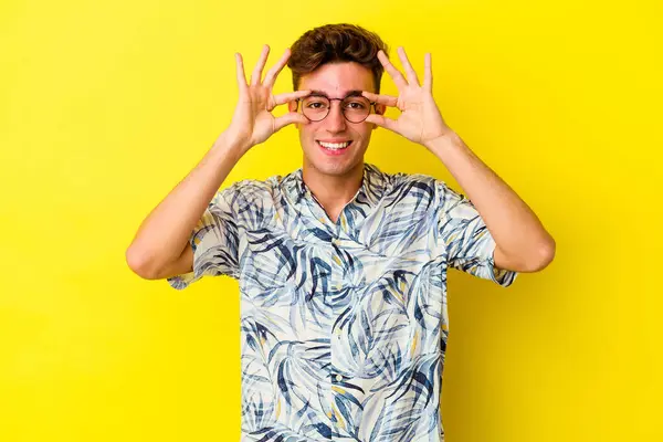 Junger Kaukasischer Mann Isoliert Auf Gelbem Hintergrund Zeigt Okay Zeichen — Stockfoto