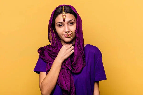 黄色の背景に隔離された伝統的なサリーを身に着けている若いインドの女性は ウイルスや感染症のために喉の痛みを受ける — ストック写真