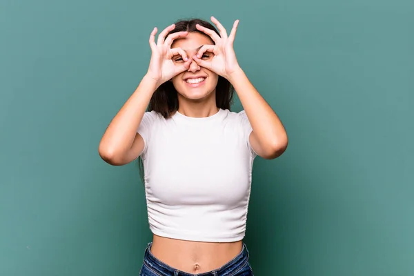 Junge Inderin Isoliert Auf Blauem Hintergrund Aufgeregt Geste Auge Behalten — Stockfoto