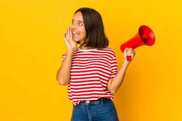 Jonge Spaanse Vrouw Die Een Megafoon Vasthoudt Schreeuwend Handpalm Vasthoudend — Stockfoto