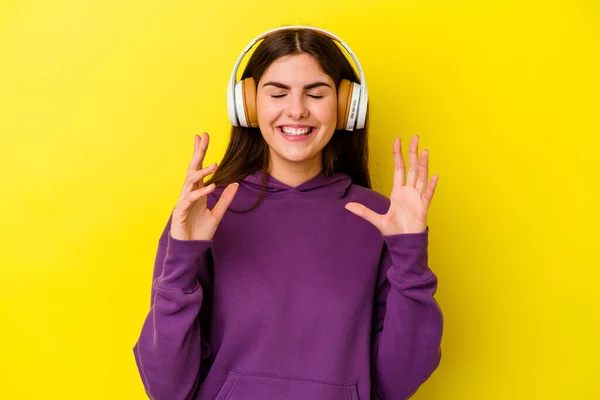 Νεαρή Καυκάσια Γυναίκα Ακούει Μουσική Ακουστικά Απομονωμένα Ροζ Φόντο Χαρούμενη — Φωτογραφία Αρχείου