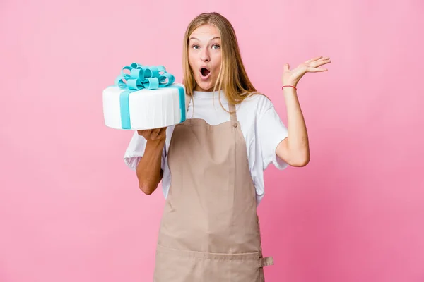 Joven Panadera Rusa Sosteniendo Delicioso Pastel Celebrando Una Victoria Éxito —  Fotos de Stock