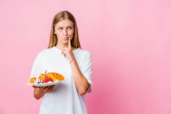 Genç Rus Kadın Waffle Yiyor Yana Doğru Bakıyor Şüpheli Şüpheci — Stok fotoğraf