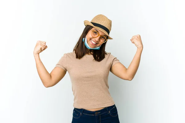 Mujer Latina Joven Usando Sombrero Máscara Para Protegerse Covidio Aislado —  Fotos de Stock