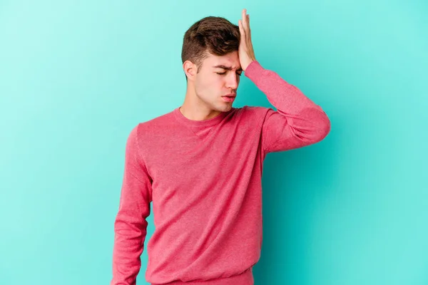 Young Caucasian Man Isolated Blue Background Forgetting Something Slapping Forehead — Stock Photo, Image