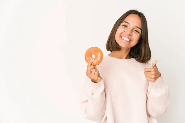 Joven Mujer Hispana Comiendo Donut Sonriendo Levantando Pulgar —  Fotos de Stock