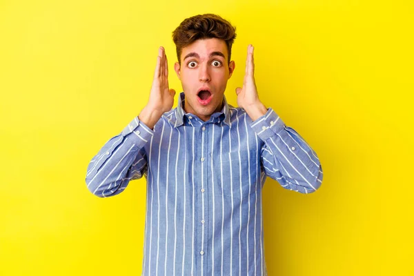 Young Caucasian Man Isolated Yellow Background Surprised Shocked — Stock Photo, Image