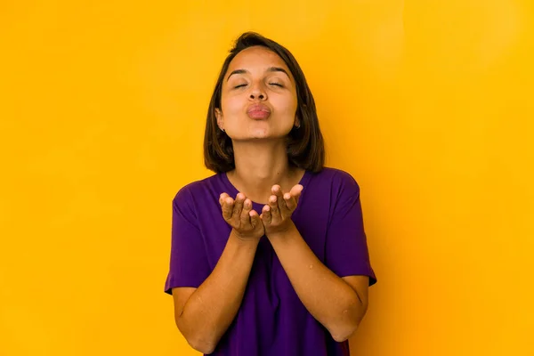 Jonge Spaanse Vrouw Geïsoleerd Gele Vouwlippen Handpalmen Vasthouden Luchtkus Sturen — Stockfoto