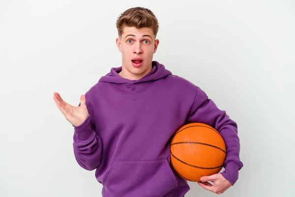 Joven Caucásico Hombre Jugando Baloncesto Aislado Fondo Sorprendido Sorprendido — Foto de Stock