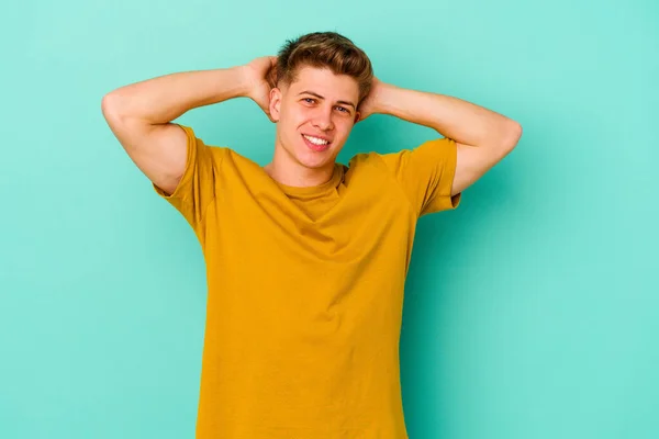 Ung Kaukasisk Man Isolerad Blå Bakgrund Känsla Säker Med Händerna — Stockfoto