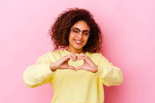 Jeune Femme Afro Américaine Isolée Sur Fond Rose Souriant Montrant — Photo