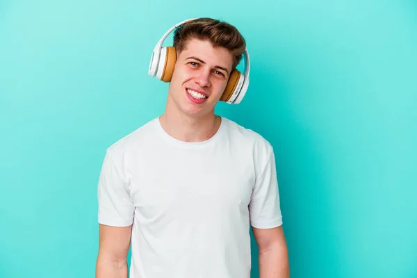 Giovane Uomo Caucasico Che Ascolta Musica Con Cuffie Isolate Sfondo — Foto Stock
