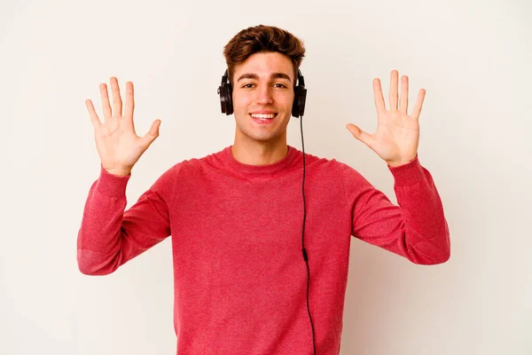 Jovem Caucasiano Ouvindo Música Isolada Fundo Branco Mostrando Número Dez — Fotografia de Stock