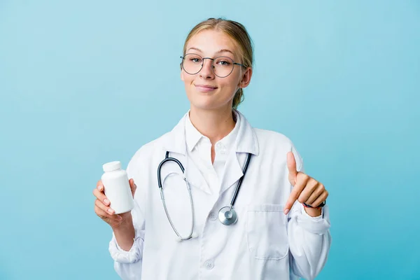 Ung Rysk Läkare Kvinna Håller Piller Flaska Blå Punkter Ner — Stockfoto