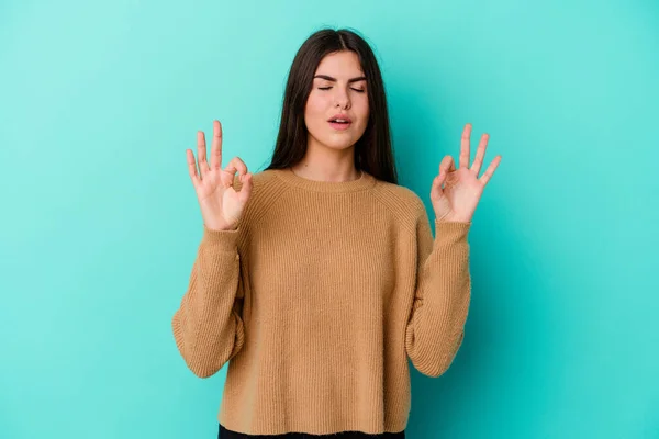 Mulher Branca Jovem Isolado Fundo Azul Relaxa Após Dia Trabalho — Fotografia de Stock