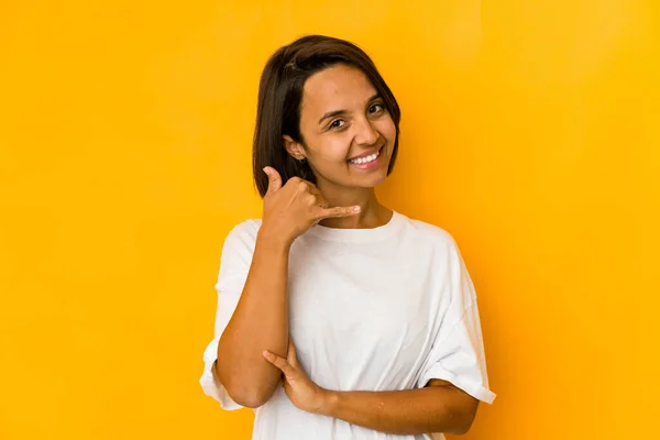 Giovane Donna Ispanica Isolata Sul Giallo Mostrando Gesto Chiamata Cellulare — Foto Stock