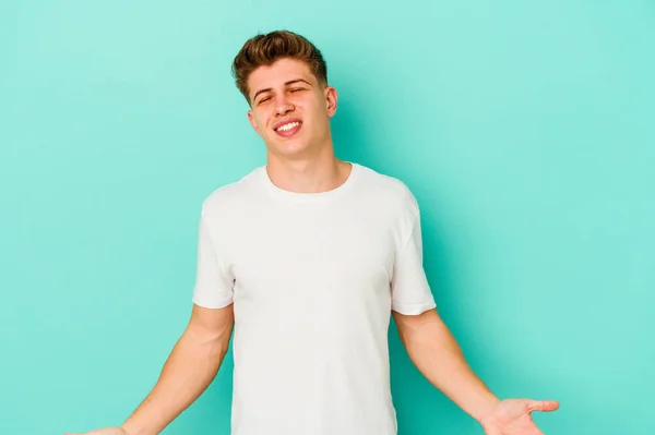 Jonge Blanke Man Geïsoleerd Blauwe Achtergrond Ontspannen Gelukkig Lachen Nek — Stockfoto