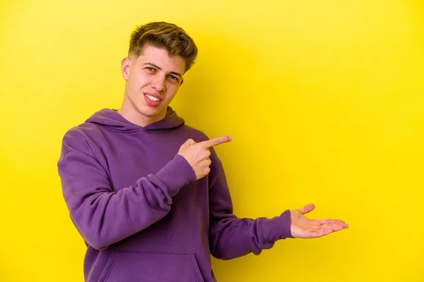 Jonge Blanke Man Geïsoleerd Gele Achtergrond Opgewonden Met Een Kopieerruimte — Stockfoto