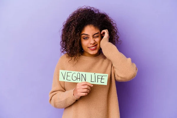 Ung Afroamerikansk Kvinna Håller Vegansk Liv Plakat Isolerad Täcker Öron — Stockfoto