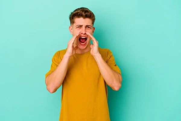 Young Caucasian Man Isolated Blue Background Shouting Excited Front — Stock Photo, Image