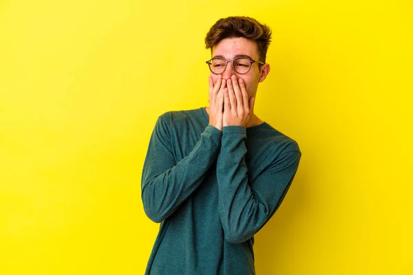 Νεαρός Καυκάσιος Άνδρας Απομονωμένος Κίτρινο Φόντο Γελώντας Για Κάτι Καλύπτοντας — Φωτογραφία Αρχείου