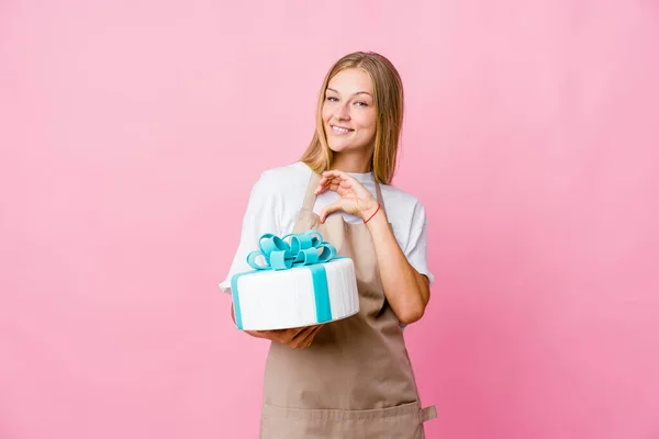 Joven Panadera Rusa Sosteniendo Delicioso Pastel Sonriendo Mostrando Una Forma —  Fotos de Stock