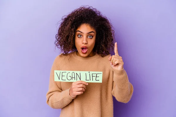 Ung Afroamerikansk Kvinna Håller Vegansk Liv Plakat Isolerad Har Idé — Stockfoto