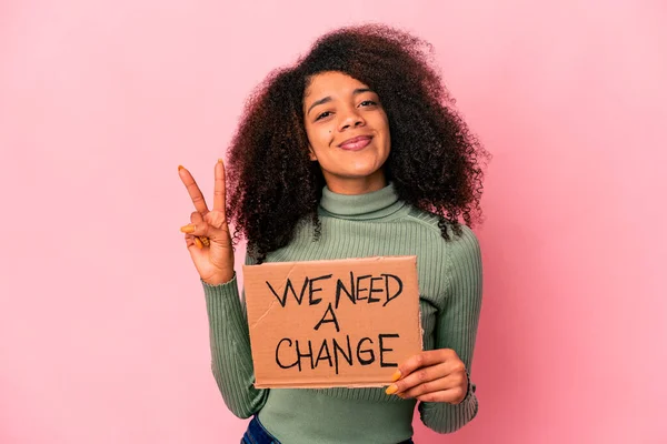 Genç Afro Amerikalı Kıvırcık Kadın Elinde Bir Değişiklik Kartonu Tutuyor — Stok fotoğraf