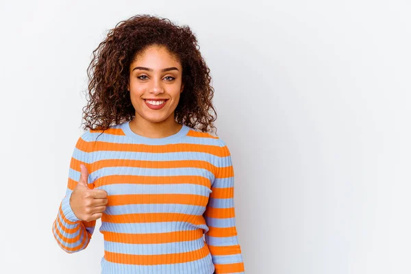 Mujer Afroamericana Joven Aislada Sobre Fondo Blanco Sonriendo Levantando Pulgar —  Fotos de Stock