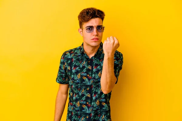 Junger Kaukasischer Mann Einem Hawaiihemd Auf Gelbem Hintergrund Der Vor — Stockfoto