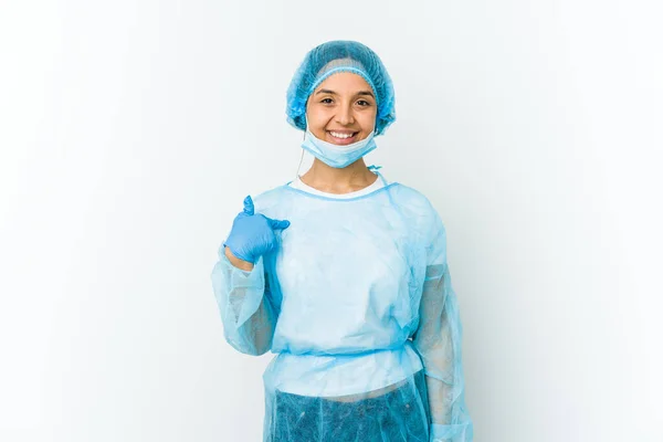 Genç Cerrah Beyaz Arka Planda Izole Edilmiş Bir Kadın Gömleğin — Stok fotoğraf