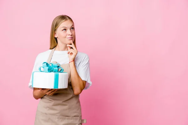 Giovane Donna Fornaio Russo Possesso Una Deliziosa Torta Guardando Lateralmente — Foto Stock