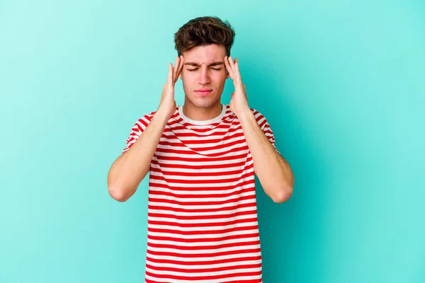 Joven Hombre Caucásico Aislado Sobre Fondo Azul Tocando Las Sienes —  Fotos de Stock