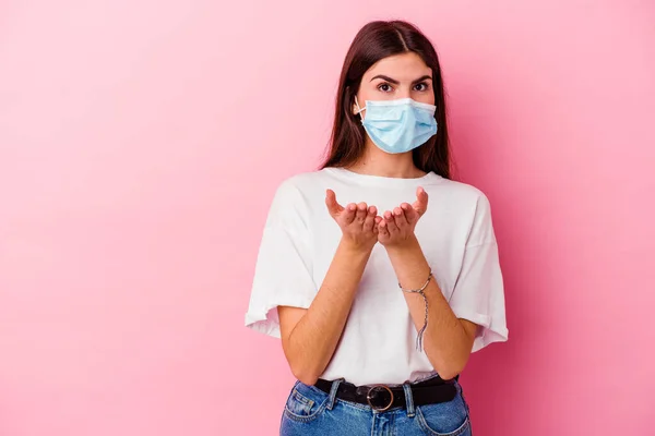 Giovane Donna Caucasica Indossa Una Maschera Virus Isolato Sfondo Rosa — Foto Stock