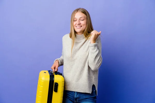 Joven Mujer Rusa Sosteniendo Maleta Para Viajar Levantando Puño Sintiéndose — Foto de Stock
