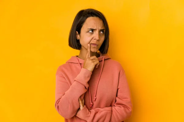 Mujer Hispana Joven Aislada Amarillo Contemplando Planeando Una Estrategia Pensando — Foto de Stock